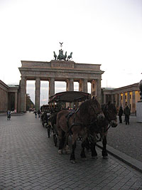Das Brandenburger Tor in Berlin mit Kutsche