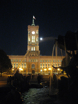 Das Berliner Rathaus in der Nacht
