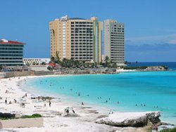 Grosses Hotel am Strand von Cancun