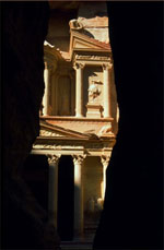 Petra - Der Siq mit Blick auf Kazneh